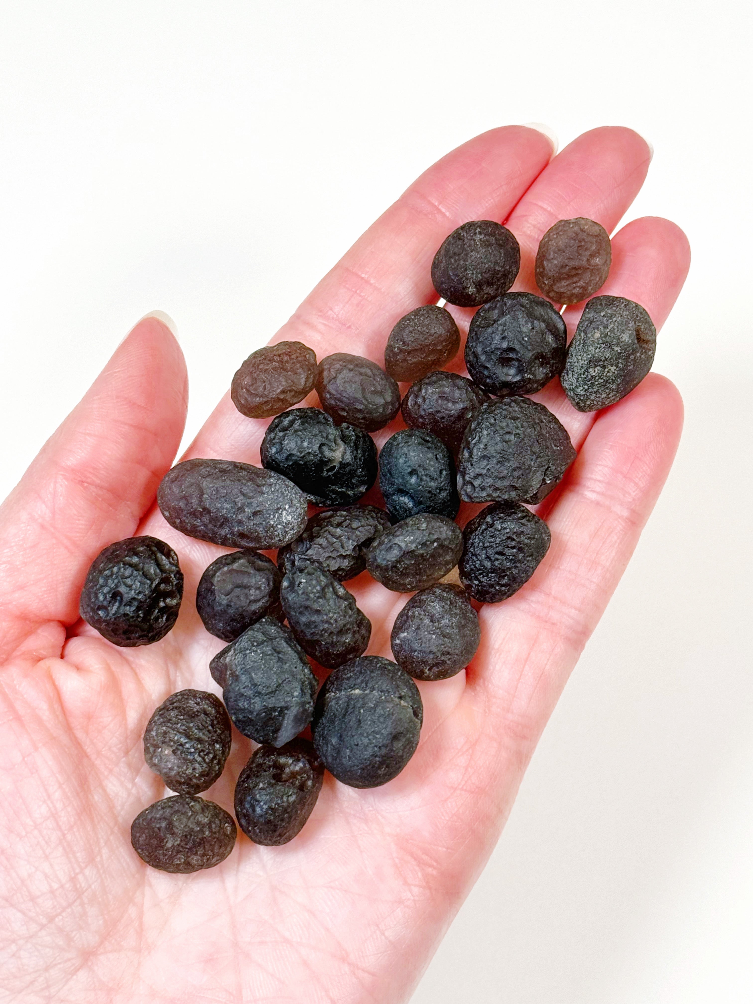 COLOMBIANITE (TEKTITE/PSEUDOTEKTITE) - colombianite, pseudotektite, tektite - The Mineral Maven